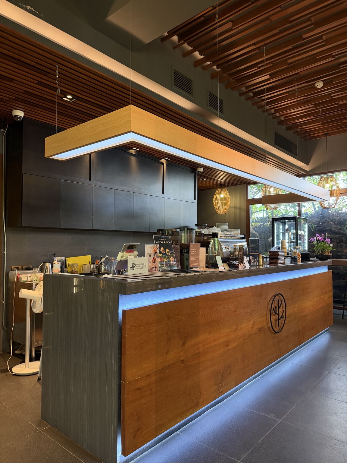 OHB Cafe & Mealの注文カウンターと店内