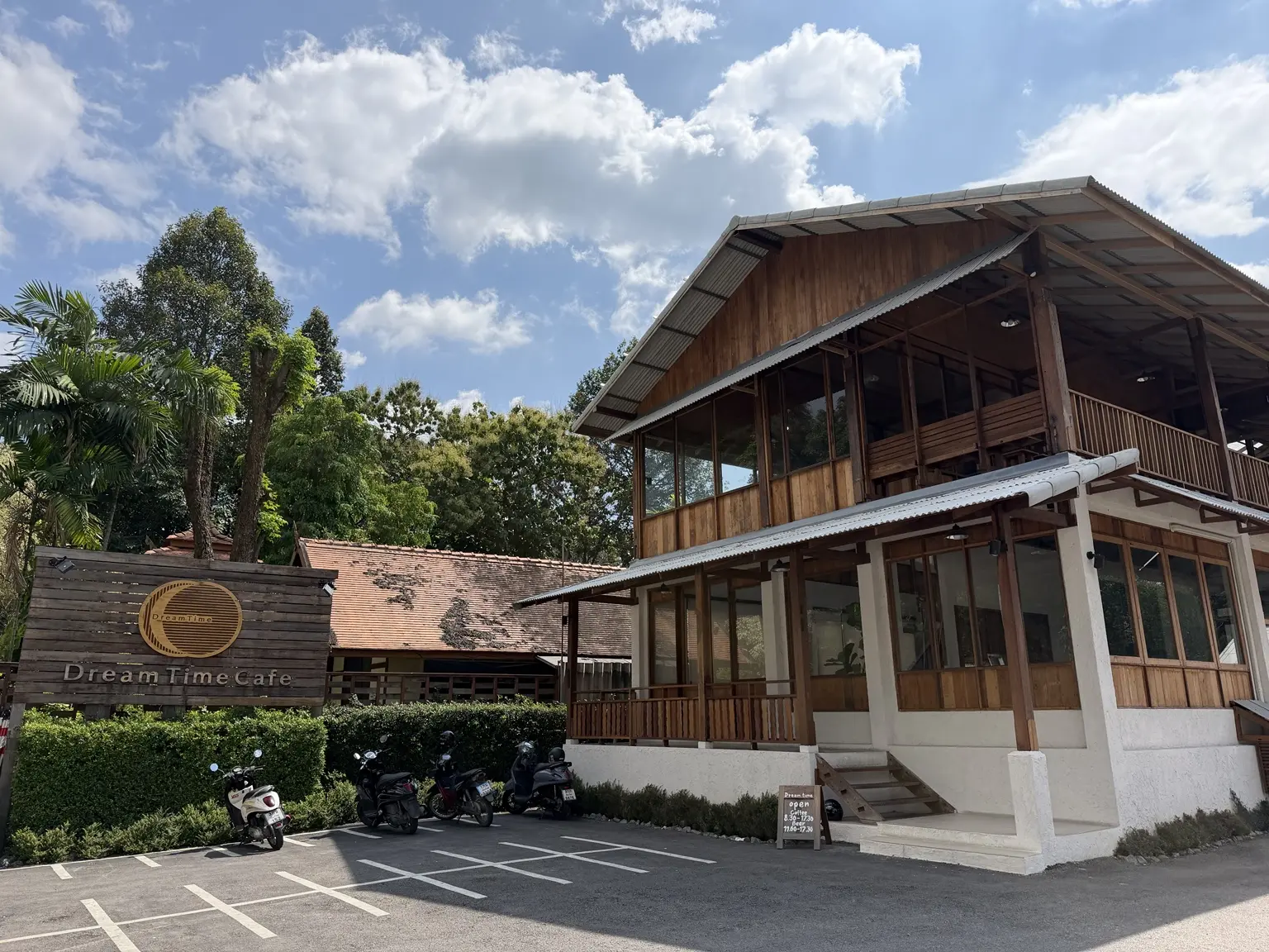 木と緑に囲まれたDreamtime Cafeの外観