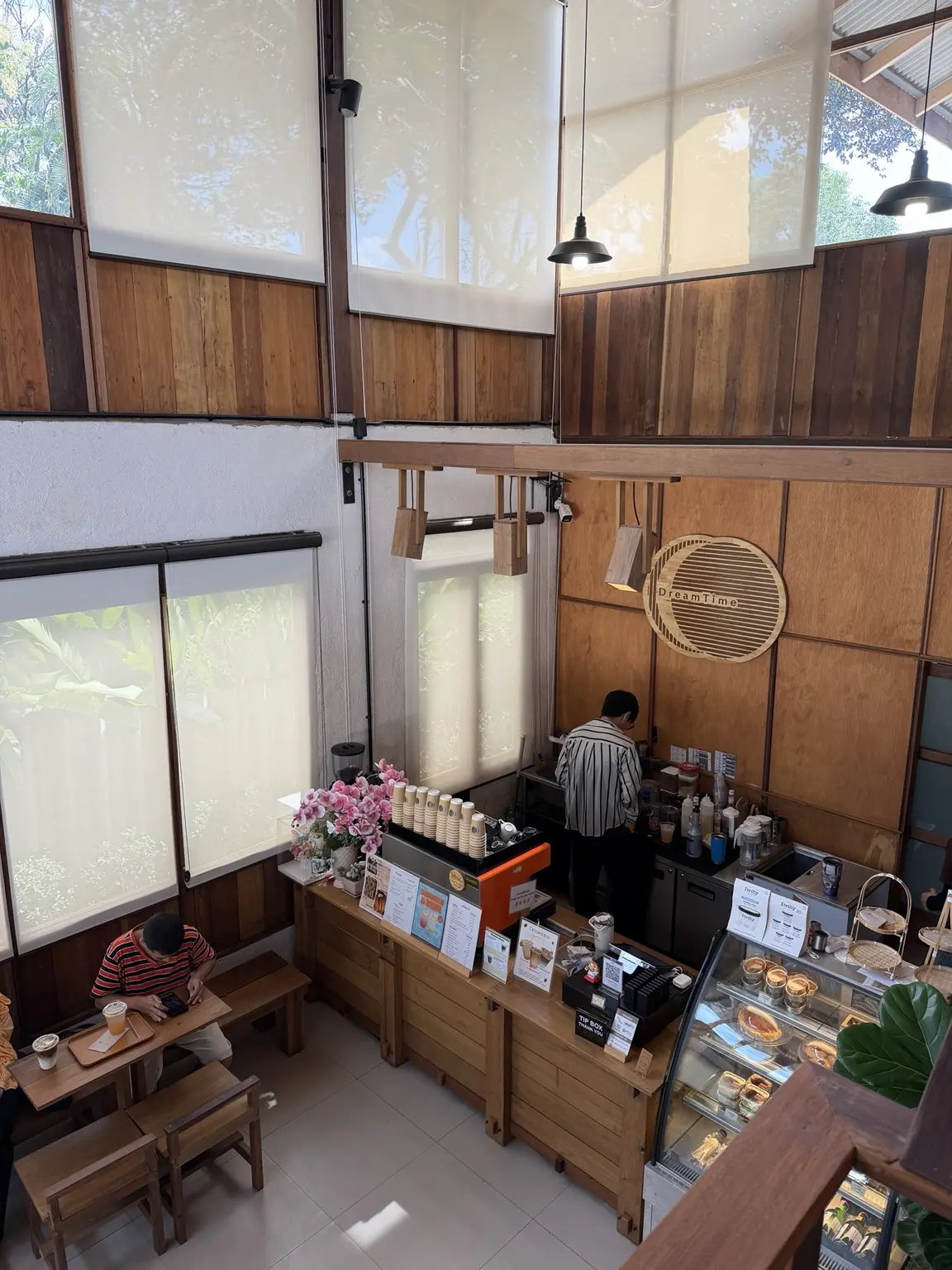 Dreamtime Cafe1階のカウンターと店内