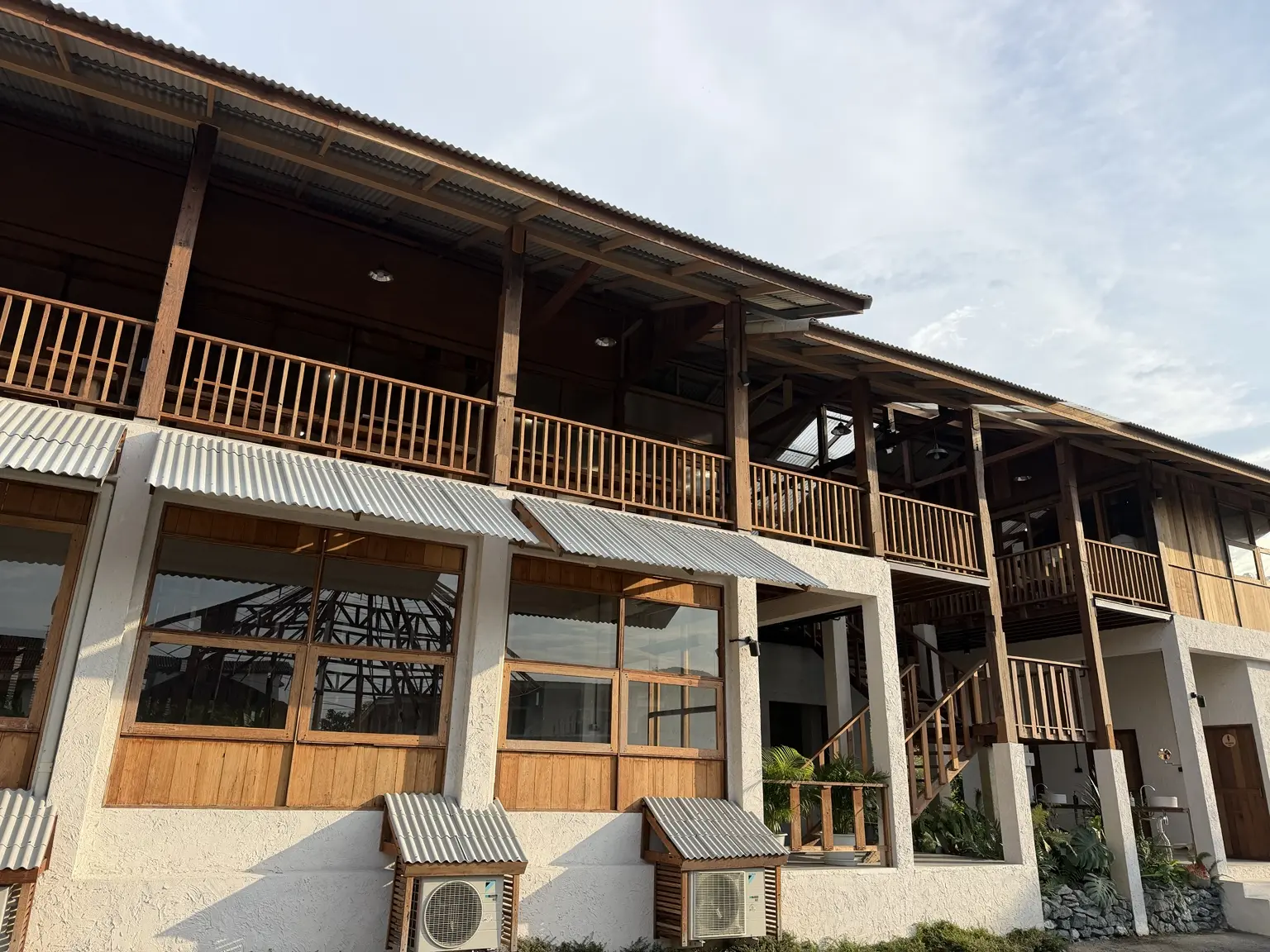 Dreamtime Cafeの木造2階建ての建物