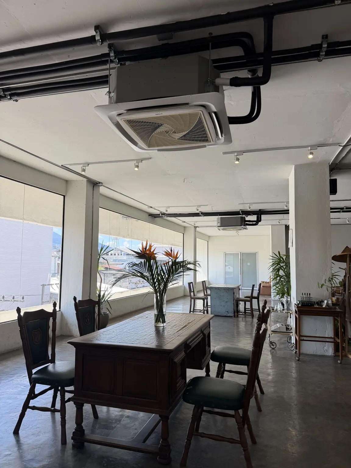 アンティーク家具が置かれたStill.Coffee&Lifeの店内