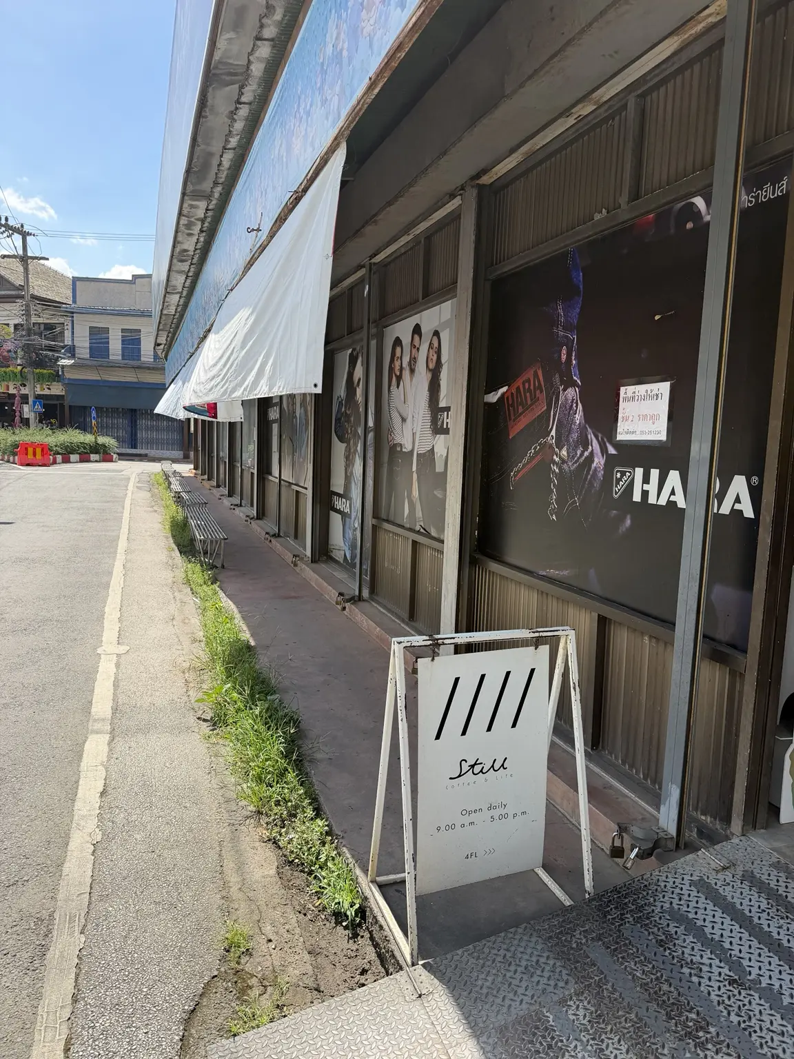 Still.Coffee&Lifeへ続くワローワットビル入口の看板