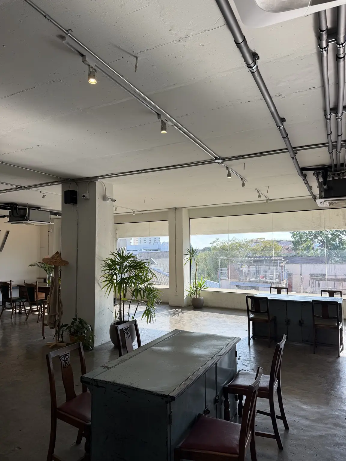 チェンマイのStill.Coffee&Lifeの広く静かな店内