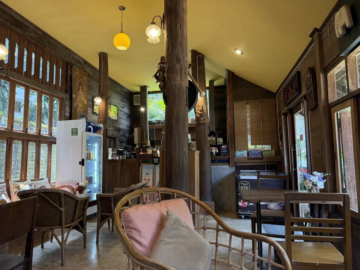 Tanita Coffee Houseの木の温かみがある店内