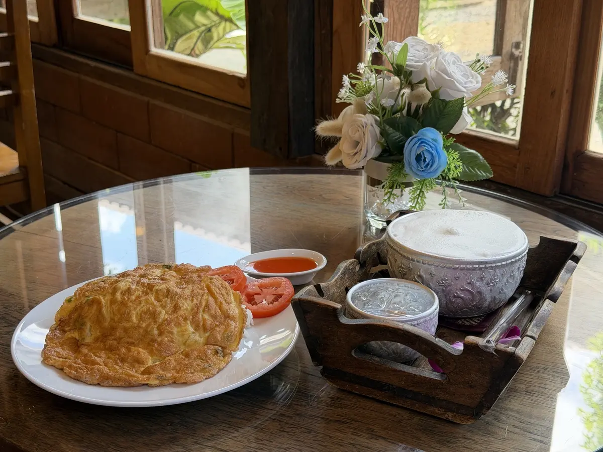 Tanita Coffee Houseのタイ風ポークオムレツとタイミルクティー