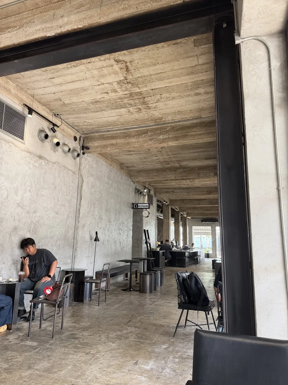 The Baristro at Train Stationのコンクリート調の店内