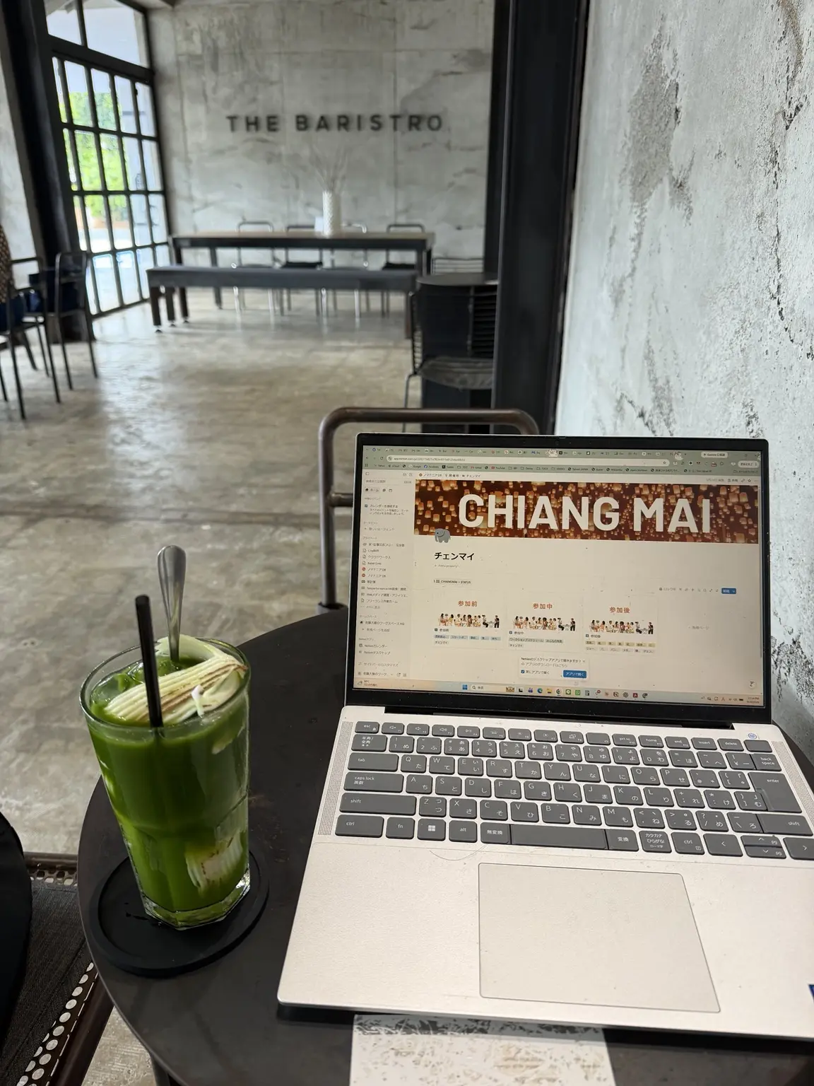 The Baristro at Train StationでノートPCを開いて作業する席